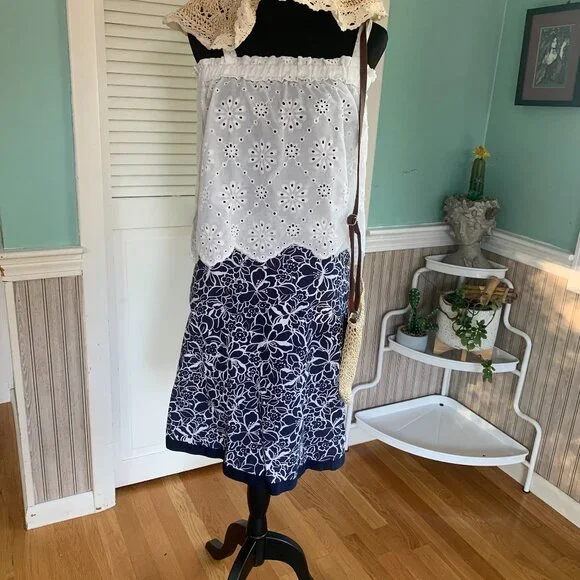 4/$15  L. L. Bean Blue and White floral Skirt 10 Regular Favorite Fit Straight - Picture 2 of 5